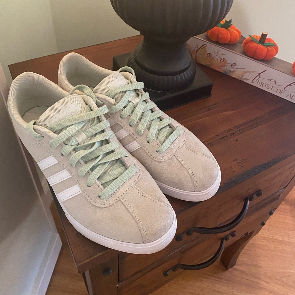 AUTHENTIC ADIDAS STYLISH WOMENS GREEN SUEDE SNEAKERS SIZE 8 - GENTLY USED - RARE